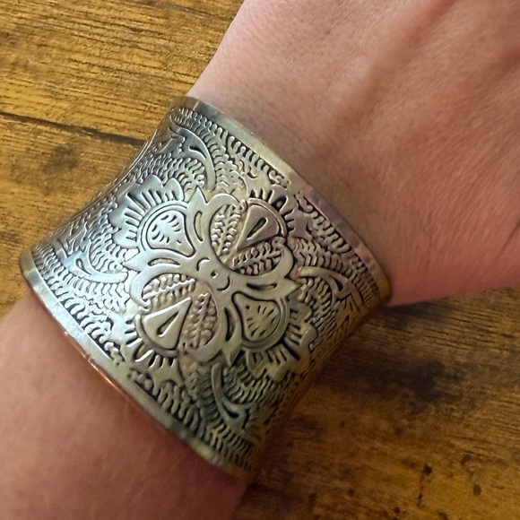 Unavailable-Vintage Floral Etched Art Silver Nickel 2” Wide - Picture 1 of 6